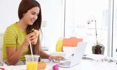  "Dân văn phòng " cần biết 7 tác hại không ngờ khi ăn trưa tại bàn làm việc