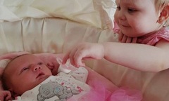 Hy hữu: Bà mẹ 3 con “đẻ rơi” bé gái trong nhà vệ sinh vì không biết mình mang thai