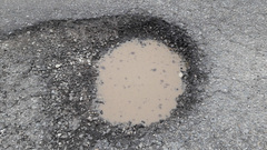 Vấp vào ổ gà bị xây xước nhẹ, người đàn ông được bồi thường 4 tỷ