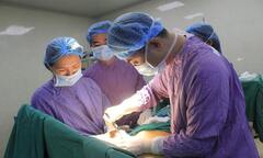 Người phụ nữ có ngực to bất thường vừa được phẫu thuật