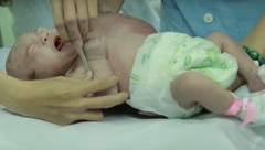 Kích cỡ khối u tăng  "thần tốc ", bác sĩ kịp thời phẫu thuật cứu cháu bé