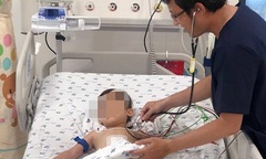 Dùng mạch máu làm  "cầu " cứu sống bé trai liên tục nôn ra máu