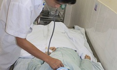 Hóc xương vịt, cô gái gặp nguy hiểm