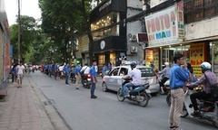 Sinh viên trực tiếp điều hướng giao thông, lợi đủ đường