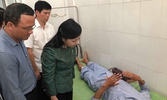 Bộ trưởng bộ Y tế tới bệnh viện chia sẻ với các nạn nhân vụ lật tàu