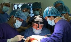 Chuyên gia đầu ngành Vương quốc Anh phối hợp BV Việt Đức vi phẫu cho bệnh nhân 