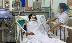 Bác sĩ lấy rượu xịn cứu bệnh nhân ngộ độc rượu giả!