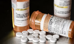 Sử dụng opioid trong khi mang thai có thể khiến trẻ sinh ra có ruột nằm ngoài cơ thể