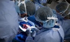 Ca ghép thận đầu tiên trên thế giới từ người hiến tạng nhiễm HIV