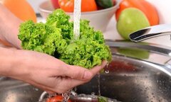 Ngâm rửa rau củ bằng nước muối: Lợi bất cập hại?