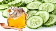 Làn da tươi mát với mặt nạ dưa chuột và mật ong