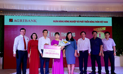 Agribank trao sổ tiết kiệm 01 tỷ đồng cho khách hàng trúng Giải đặc biệt thứ nhất chương trình “Gửi tiền trúng lớn cùng Agribank” 