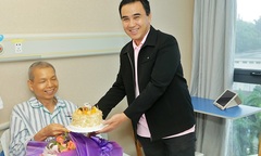 MC Quyền Linh thăm hỏi và động viên bệnh nhân Việt Nam đang điều trị tại Quảng Châu