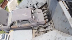 Video: Xe hơi bị máy nghiền cỡ lớn bóp vụn chỉ trong vài phút