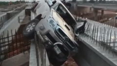 Video: Liều đi qua cầu đang thi công, ô tô bị “bó cứng” giữa hàng loạt thanh thép