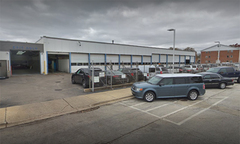 Chủ nhân đưa ôtô tới đại lý sau đợt triệu hồi, nhân viên đem xe ra đường dạy nhau lái