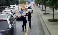 Video: Giao thông tắc nghẽn, hai thanh niên chạy bộ “dọn đường” cho xe cứu hỏa 