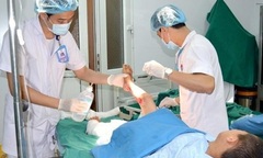 Đắp thuốc Nam trị bỏng, bé 9 tuổi bị hoại tử 2 chân