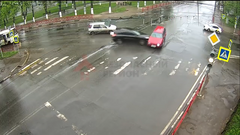 Video: Vượt đèn đỏ, SUV màu đen húc văng ô tô khác giữa giao lộ