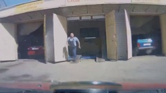 Video: Nhầm chân ga với chân phanh, nữ tài xế lùi xe thẳng xuống hồ nước