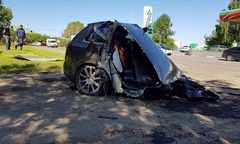 Audi Q7 hạng sang gặp nạn, đầu và đuôi xe tách làm đôi, nằm cách nhau hơn chục mét