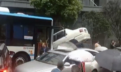 Tài xế xe buýt nhầm chân ga, ủn “dồn toa” hàng chục xe con trên đường chỉ trong vài giây