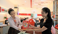 HDBank tặng quà xinh cho bé nhân dịp Quốc tế thiếu nhi 