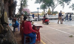 Mưu sinh Sài thành: Cảm động những phận đời bán vé số nương tựa nhau nơi cửa chùa