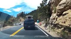 Tài xế quên kéo phanh tay, xe bán tải trôi tự do xuống vực