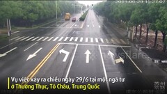 Tài xế chạy xe thiếu quan sát khiến một bên kính lái ô tô bị cột điện đâm thủng