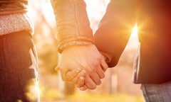 Tình cờ bị chàng trai ngồi cạnh nắm tay, cô gái tìm được người yêu  "soái ca "