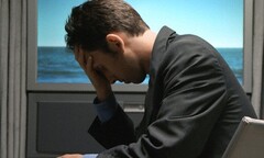 Vợ thường xuyên nhắn tin với người yêu cũ, tôi phải làm sao?