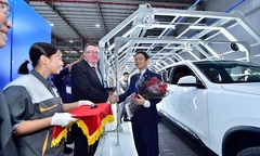 Trải nghiệm chưa từng có của khách hàng Việt khi nhận xe Vinfast Lux 