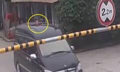 Nhô người qua cửa sổ trời của xe hơi, đầu đứa trẻ đập đầu vào thanh chắn barie