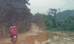 Hà Giang: Kì lạ con đường biến thành ”ao”, người dân đi lại ”bì bõm”