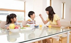 Con trai hư tại… mẹ