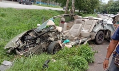 Toyota Corolla Altis đâm nát bét, tài xế may mắn thoát nạn