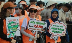 30 phút thu về hơn 300kg rác trên bãi biển Bãi Cháy 