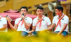 Thủ môn Bùi Tiến Dũng đốn tim các em học sinh bằng câu trả lời không thể tinh tế hơn 