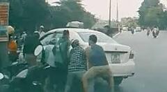 Video: Taxi đè xe máy, cả chục người đi đường lao vào nâng ôtô cứu người