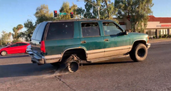 Lốp sau nổ tơi tả, trơ vành nhưng xe SUV vẫn lao vun vút trên đường 