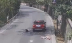 Video: Xe máy lấn làn lao thẳng vào đầu ôtô, hai người trên xe bị hất văng 