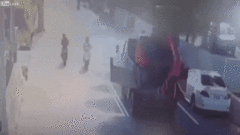 Video: Cửa hậu xe tải mở toang, hất bay người đi xe máy ngược chiều