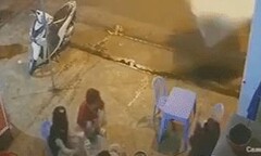 Video: Cả gia đình đang ăn, nắp thùng xe bán tải bất ngờ bay thẳng vào mâm cơm