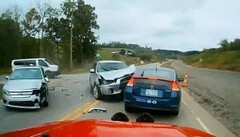 Video: Rẽ trái không quan sát, ôtô con bị tông nát đầu