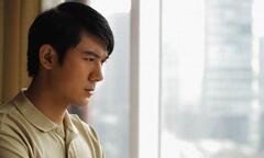  Vô tình lướt nhìn qua màn hình điện thoại, tôi chết lặng khi đọc được tin nhắn người tình gửi cho em