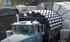 Mục sở thị cảnh xe tải xây 400m đường hầm chỉ trong một ngày