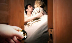 Tôi đau đớn khi phát hiện vợ cặp bồ và mang thai với nhân tình