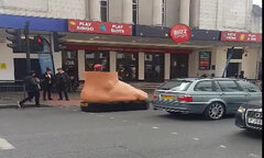 Video: Người đi đường tròn mắt vì chiếc ô tô hình bàn chân di chuyển trên phố