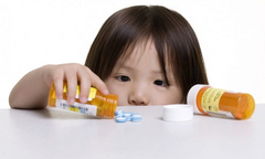 Trẻ bị tiêu chảy khi uống thuốc kháng sinh: Mẹ nên làm gì? 